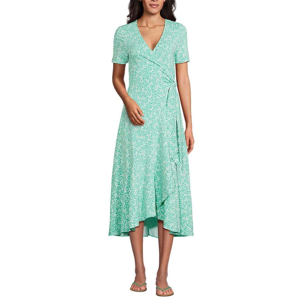 Wrap midi dress with a side tie at the high waist, one of the classic outfits that flatter a tummy over 50.